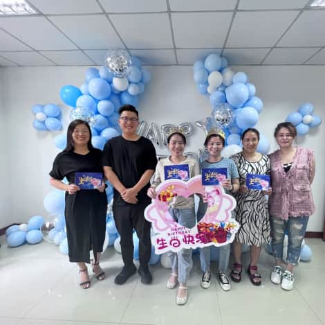 公司董事长王董及当月生日小伙伴齐聚在一起,共同庆祝
